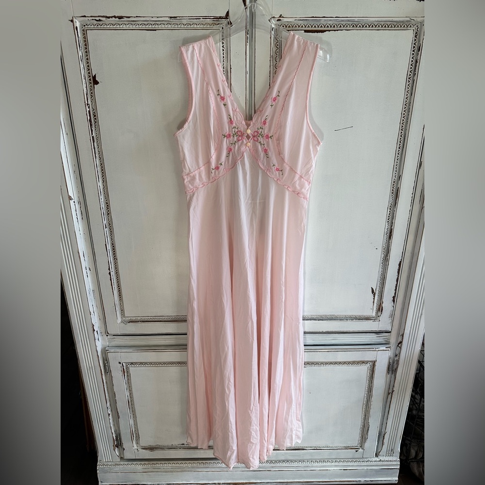 050: Vintage women’s nightgown, lingerie, light pink with embroidered